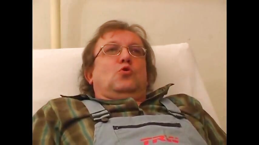 Faz-tudo simula lesão para foder com enfermeira