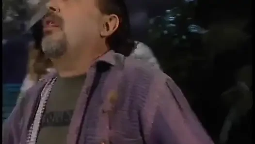 İri göğüslü hatun bu azgın adamı nasıl baştan çıkarmasını biliyor ve yarağını sertleştiriyor