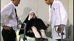 Französische Nonne gefickt und mit seltsamen analen Einsätzen ins Gesicht gespritzt