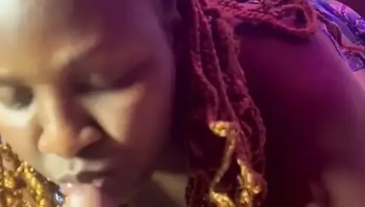 Ona derin gırtlak öpücüğü veriyor