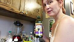 Aurora willows mostra como fazer óleo de massagem para seus músculos doloridos