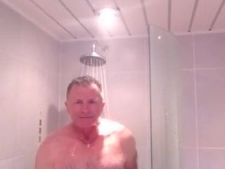 Homens tomam banho