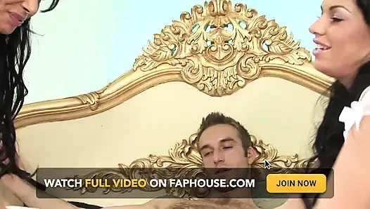 Heiße schätzchen genießen ihren dreier-fick mit dem glücklichen geilen hengst