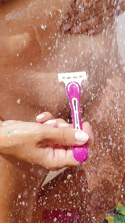 Isot tissit milf käy suihkussa ulkona ja ajelee pillunsa