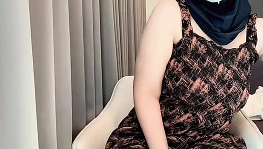 Indonesische frau streichelt muschi bis zum pinkeln