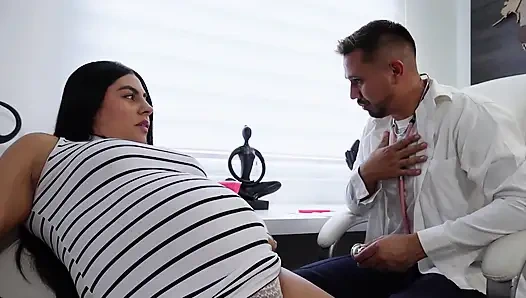 Ein falscher Arzt verführt mich mitten in der Schwangerschaft und wir ficken am Ende miteinander