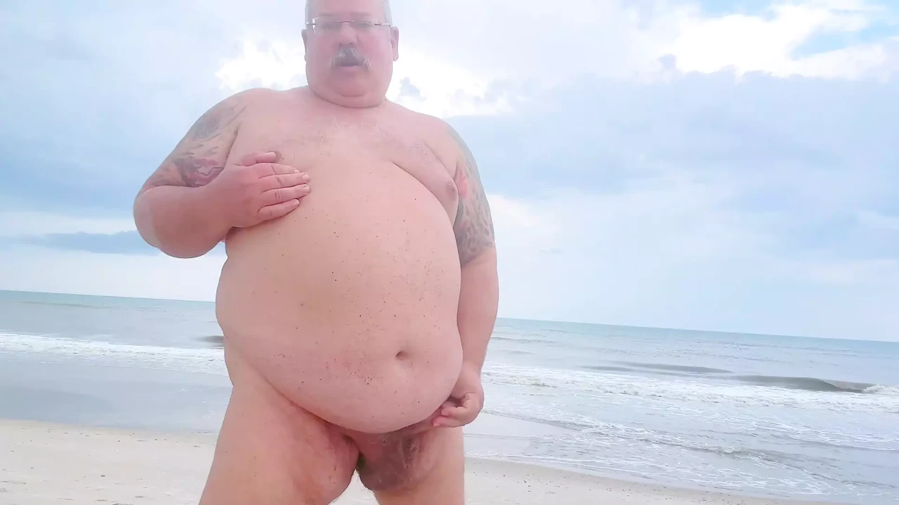 Midget Musclebear with a Fat Ass Has a Huge Hands Free Cum