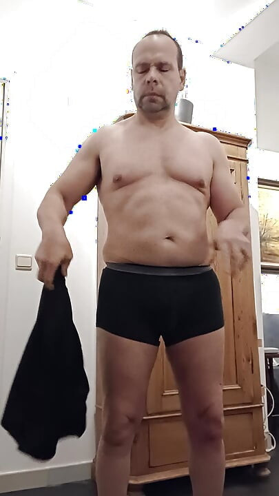 I undress, I cum in my hand and I show you the squirt of cum