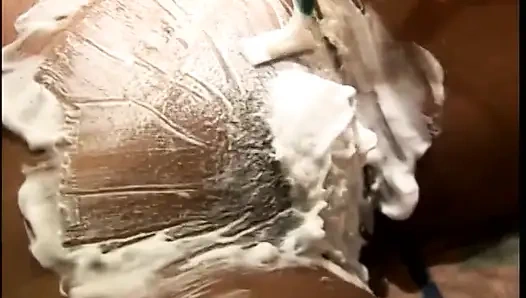 Tombul zenci güzel kadın amcığını tıraş ediyor kaslı siyah bir adam tarafından sikiliyor