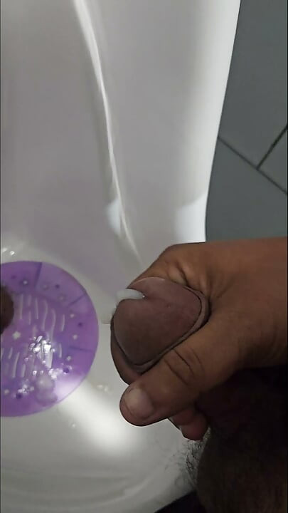 화장실에서 자위하는 소년