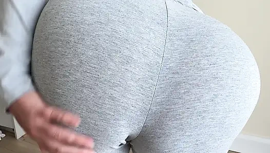 Cewek rambut pirang dengan celana pyjama warna abu-abu ini lagi asik beceknya