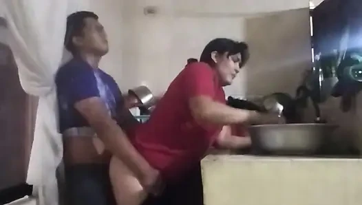Das zimmermädchen in der Küche ficken, wenn meine Frau im wohnzimmer ist