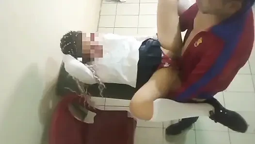 Ürpertici ve gerçek bir kız öğrenci sınıfın ortasında matematik öğretmeniyle götünü sikiyor