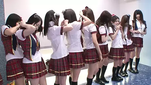 Seksschool in Japan voor jonge meisjes, ze leren neuken om hun mannen in de toekomst te plezieren. echte amateur