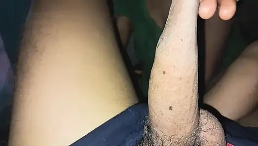 Gadis menelepon teman di rumah