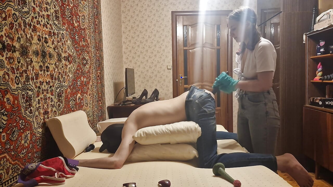 Rosyjska piękna dziewczyna rucha niewolnika z długim dużym analnym dildo poddanie mężczyzna amator domowej roboty Sasha Earth
