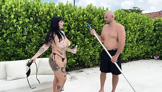 Dövmeli büyük memeli bebek Angel Summers büyük yaraklı komşusu tarafından sikiliyor