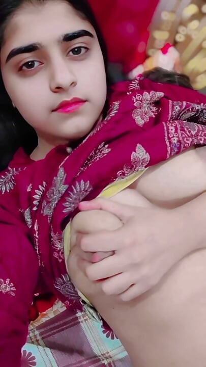 Nettes mädchen fickt ihre muschi mit den fingern beim videoanruf, enge muschi ausspioniert für bf xxx virales video