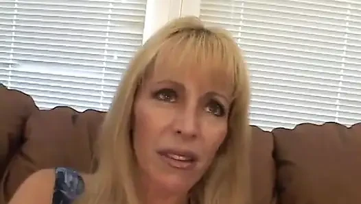 Große blondine bekommt ihre fotze gespreizt und von hinten gefickt