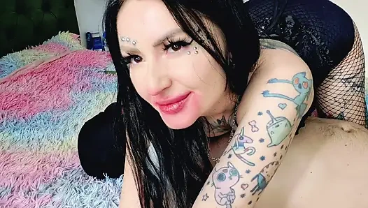 Tutkulu, tahrik edici Fransız öpüşmesi. Sahibe baskın bir şekilde maskeli itaatkarı öpüyor ve kırmızı rujunu her yere bulıyor