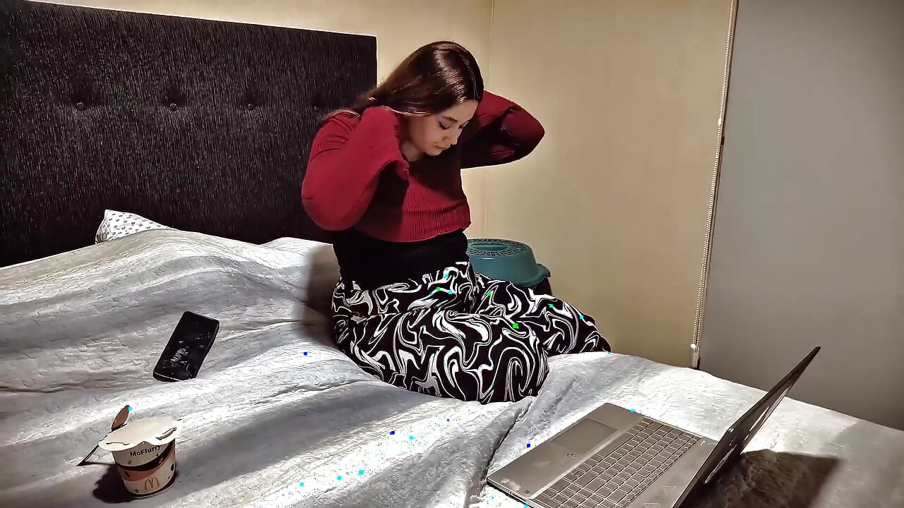 nikol ka sone ke samay ka naashta kapre utaarna, chherna aur mera bara naram pet dikhaana