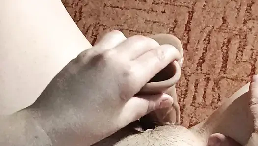 Тугая киска и дилдо в видео от первого лица, мастурбация в домашнем видео