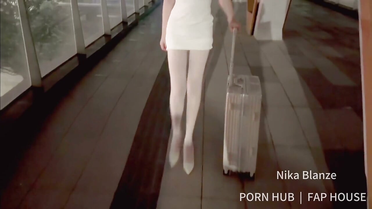 Siluetă perfectă, ciorapi, tocuri înalte, însoțitoare de bord, goală afară, lăsând la vedere toaleta publică de la aeroport, spermă orală înăuntru