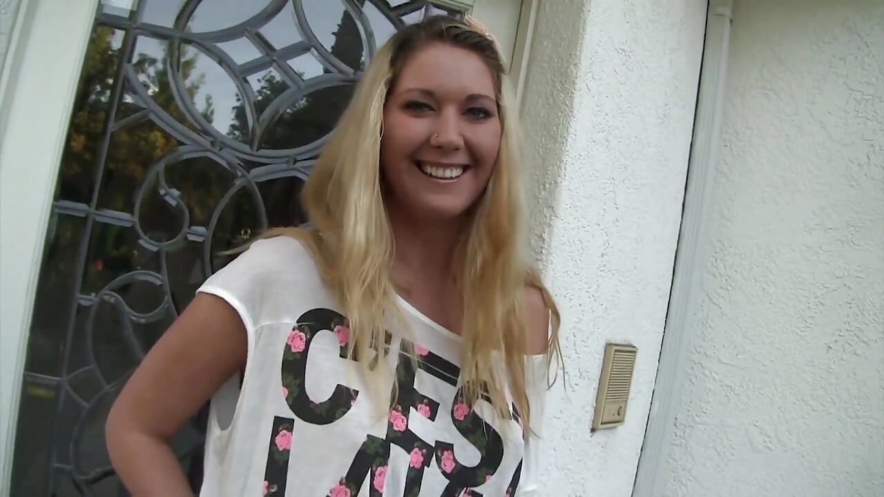 Alysha Rylee älskar att spela sin kåta fitta med vibrator och suger enorm kuk