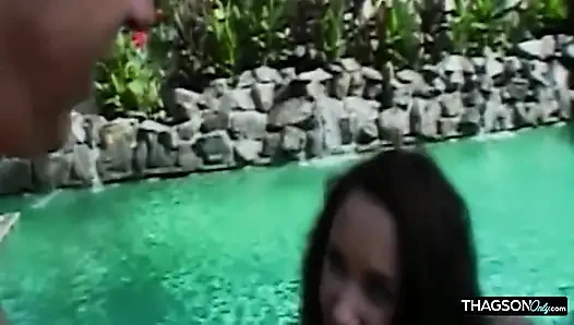 Tante seksi rambut cokelat di kolam renang dientot habis-habisan sampai becek