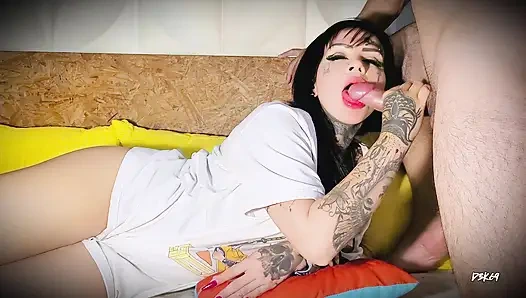 Tätowiertes Gotisches Babe-blowjob-rüschen Und Handjob-teaser Mit Dreifachem Gesichtsfinish