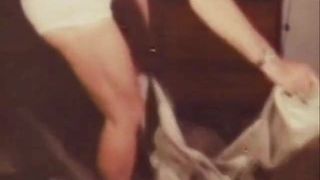 Napaleni kochankowie uprawiają seks w szafie (vintage z lat 50-tych)