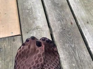 Kaki nilon seksi dengan jari kaki yang dicat