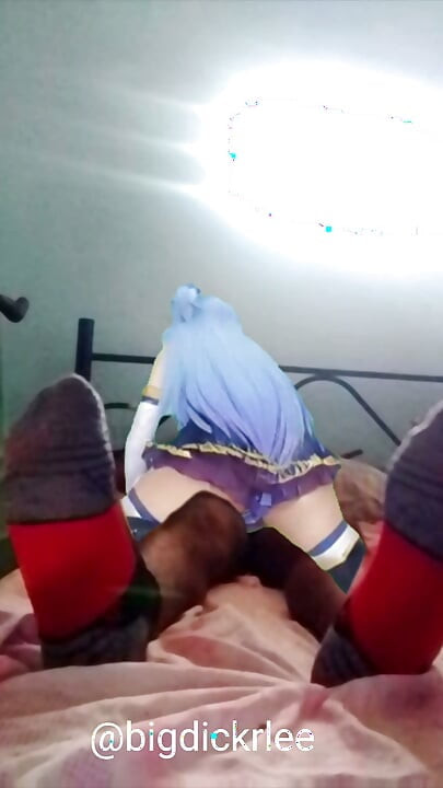 Konosuba 아쿠아가 내 자지를 타면서 손으로 자위한다