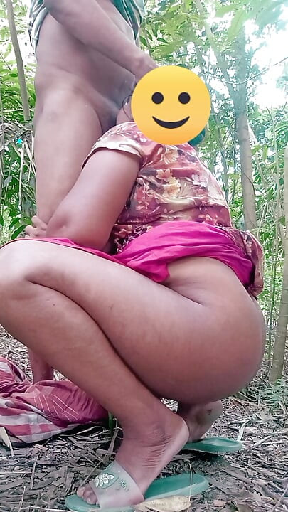 Muslim boy fucked beautiful hindu housewife in the jangle.