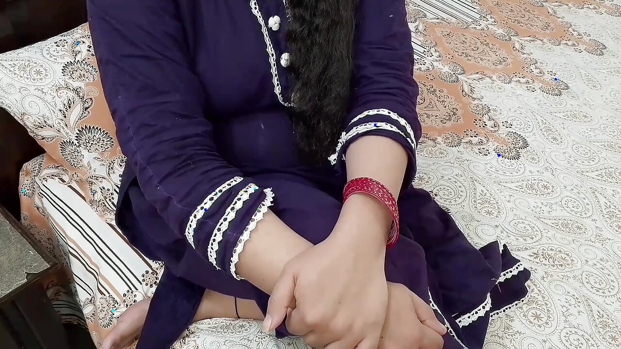 Desi Indian Bhabhi showed her pussy at the request of a fan