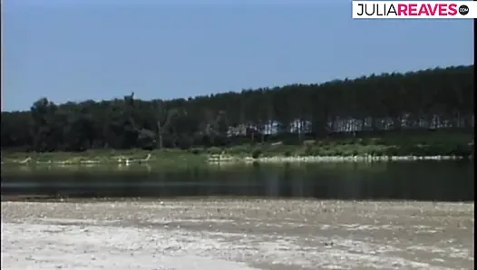 Kaltak büyük bir yarağı emiyor ve sonra plajda sert sikiliyor