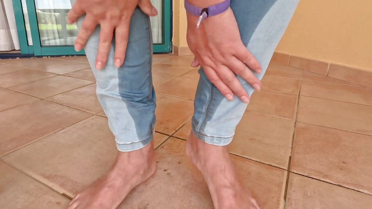 Jeans en balcón mojado al aire libre