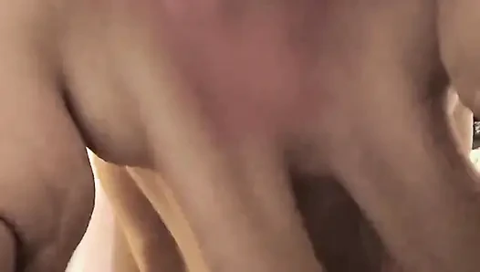 Мамочка не молчит, когда она сквиртует в приватном видео