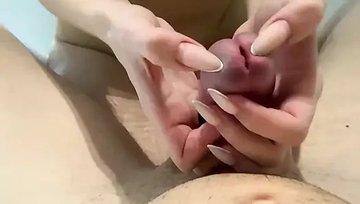 Dia mencelupkan pelernya ke dalam air panas untuk mengosongkannya lebih cepat.