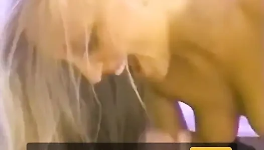 Violet si cewek hot rambut pirang lagi asik nyepong kontol sambil berisik