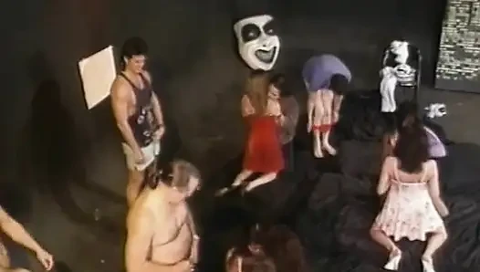 Pelacur sange dientot habis-habisan di pesta seks