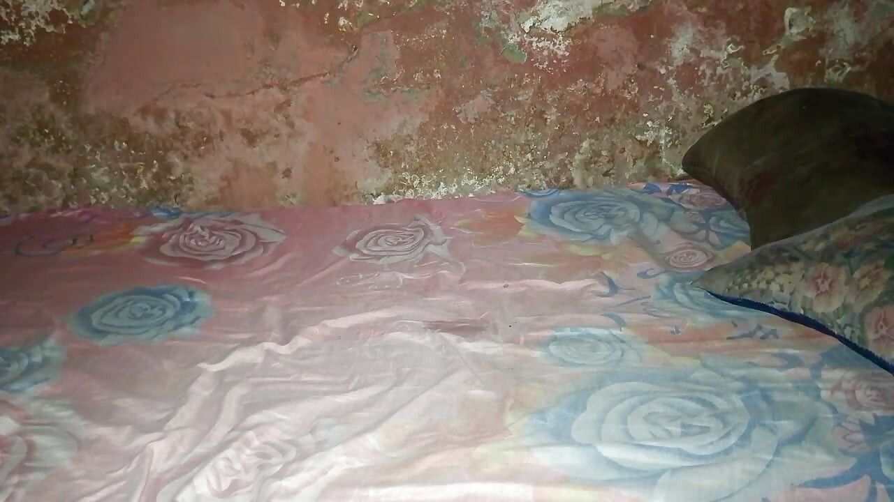 لذت بردن از خودش در اتاق روستایی اش