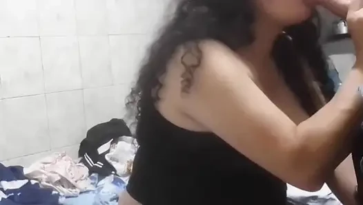 Ibu temanku ngeliat video bokepku dan aku nggak bisa menahan diri untuk nyepong kontolku dan aku ngentot memeknya habis-habisan!! Aku membuatnya sangat puas