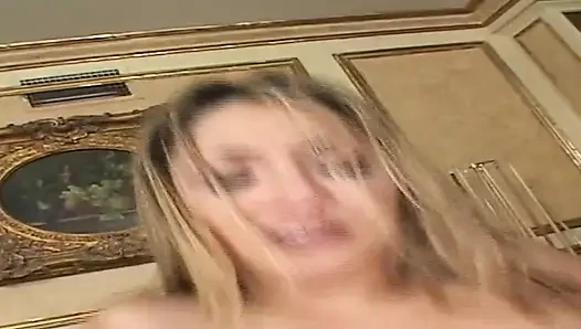 Sarışın hatun vahşi oral seks yapıyor ve götten ağza parmaklıyor
