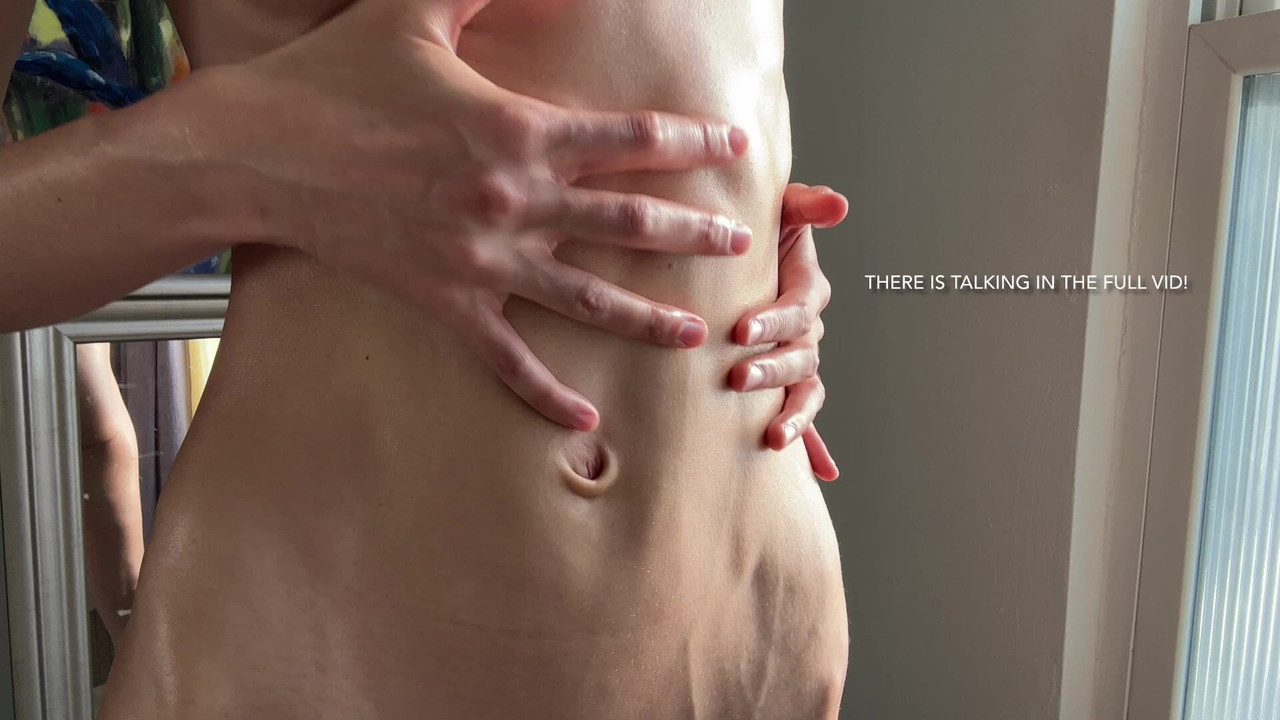 Un ventre mince et un nombril huileux lentement