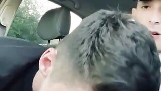 Daniel lutscht Jacks Schwanz im Auto im Freien