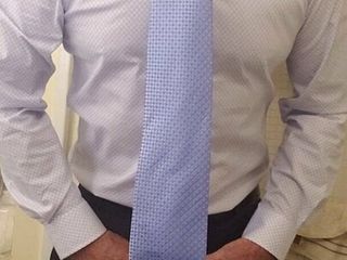 Koszula i krawat facet z mięśniami