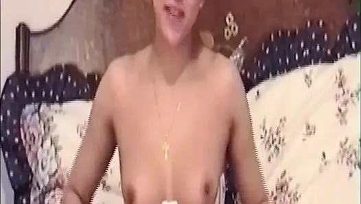 Esmer kadın çoraplı ıslak amcığını açıyor ve parmaklıyor
