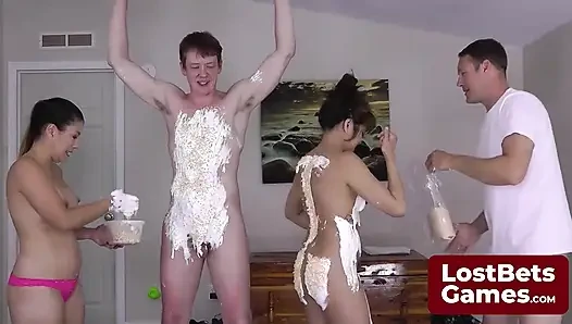 Tessa, Jesse, Jake und Leilani bringen ein Karten-strip-Spiel mit