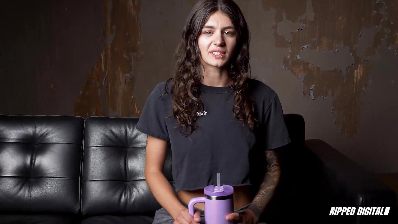 Ramona Vixen bave après avoir tourmenté et supplié pour le plaisir